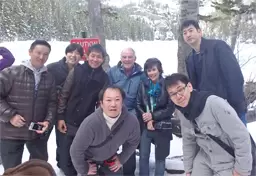 ③2015年「米国胸部疾患学会」のコロラド「ESTES PARK」にてリチャード・W・ライト教授夫妻と。(写真左から、杏林大学病院　石井晴之先生、下田昌史先生、辻本直貴先生、リチャード・W・ライト教授夫妻、佐田充先生、小出卓先生)