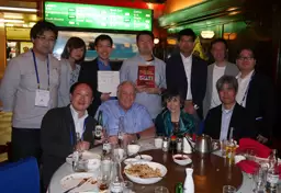 2016年「米国胸部疾患学会」にてリチャード・W・ライト教授夫妻と。(写真前列中央：リチャード・W・ライト教授夫妻、写真前列右端・弘前大学呼吸器内科教授　田坂定智先生、写真後列左から、杏林大学病院　渡邉崇靖先生、市川華理先生、石田学先生、大熊康介先生、西沢知剛先生、石井晴之先生、倉井大輔先生)