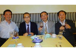 ①杏林大学病院呼吸器内科教授・滝澤始先生（写真右から2人目）方と。(写真左端・杏林大学病院呼吸器内科准教授 石井晴之先生、写真左から2番目・日本医科大学呼吸器内科教授　吾妻安良太先生)