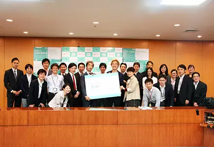 2015年、厚⽣労働省にて 20年後の保健医療ビジョン「保健医療2035」公開の場⾯