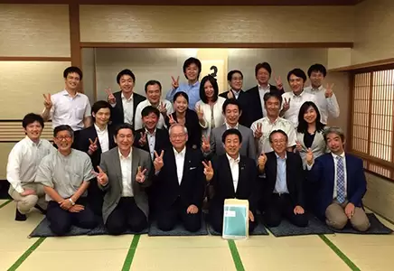 2015年「保健医療2035」懇談会メンバー（当時厚⽣労働⼤⾂塩崎⽒、⽇医会⻑横倉⽒と）