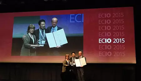 2015年4月、フランス・ニースで開かれたECIO（欧州腫瘍IVR学会）でhonorary lectureを受賞し、講演を行った。講演タイトルは「Beyond the evidence - the true goal of interventional oncology」。ECIOで欧州出身者以外が表彰されたのはこの時が初めてだという。