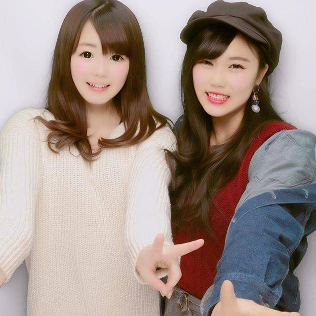 プリクラ撮影はポーズが決め手 可愛く盛れちゃうしぐさ研究結果発表 シュウシュウ