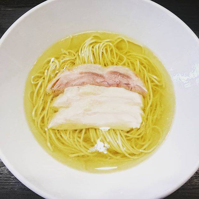 まいくま on Instagram: “本日限りのコラボ限定 『究極の清湯』 超人気店同士のコラボということもあり7:00に到着して前に70人！ うひゃーすごい！ 整理券制度でよかった。 シヤモロックよりもプレミアムなシャモロックプレミアムを贅沢に使った一杯。 大和肉鶏は身がめちゃくちゃうまい。…” (66972)