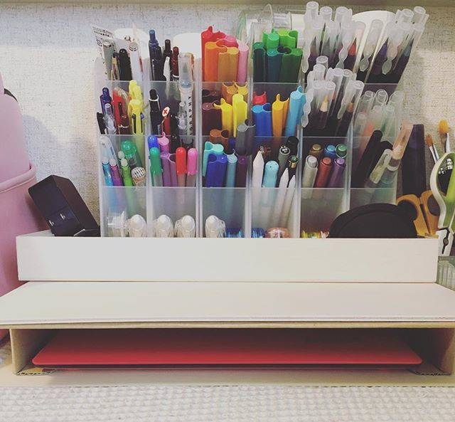 よち on Instagram: “作業台の上。 ペン棚の下に、 簡易ではありますが、 パソコン収納作った💻 (*´꒳`*) なんと！ 頂き物の素麺とうどんの空き箱で💦 思い立ったらすぐ行動！ 家にあるもので使えるものは使うのです！笑笑  これで パソコンの出番も増えるでしょう(๑>◡<๑)…” (70610)
