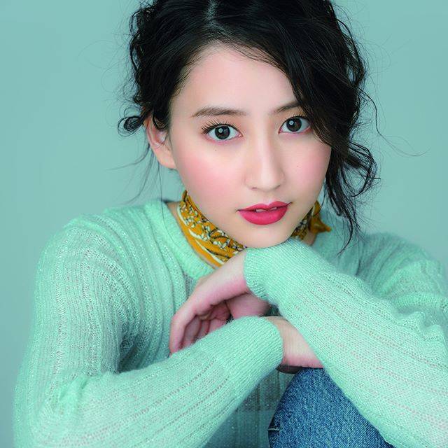 ViVi on Instagram: “チーク熱が復活しつつある最近のメイクトレンド😊 血色感×メリハリが出ておすすめなんです✨ 河北麻友子がCAMMAKEのパウダーチークスを使って、 さっそくチークメインのメイクにトライしてくれたよ♥️ 春っぽカラー先取りでつくる旬な顔、 可愛すぎて胸キュンです💓 #キャンメイク…” (71754)