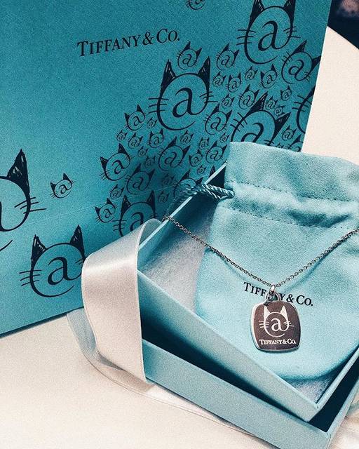 アグ on Instagram: “限定商品 原宿にあるTiffany&co Cafe ニュースを見て、その日すぐ行きました！！最高だった！#ティファニーキャットストリート” (80401)