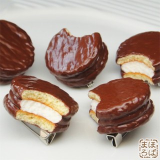 【手作り工房 まほろば】 チョコパイのブローチ (6009)
