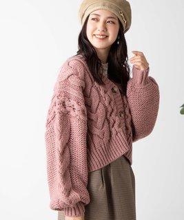 これは可愛い!ケーブルカーディガンです。ショート丈で、...