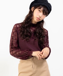 レースのハイネックTシャツ。女の子らしくて可愛いですね...