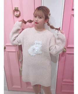 胸に猫が付いたニットワンピ。ホワイト、サックスブルー、...