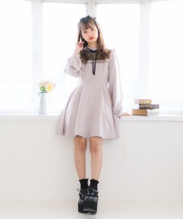 上品なレースのスクエア切替が可愛い。ウエストラインもす...