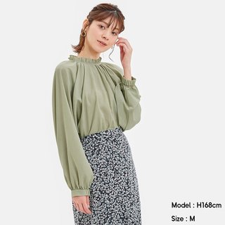 GUからはピスタチオカラーの上品ブラウス。これから...
