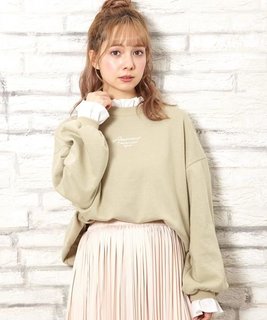 INGNIのスウェット。襟と袖にフリルが付いていて...