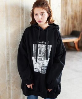 INGNIのパーカー。だぼっとしたスタイルで、華奢...