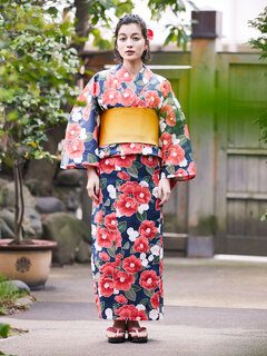 真紅の椿が華やかな、ちょっぴり大人な雰囲気が漂うレトロ...