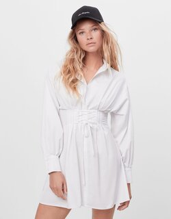 バックに切り込みが入っているシャツワンピ。ウエスト...