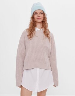 こちらはニット。ロング丈のシャツと合わせるとおしゃ...