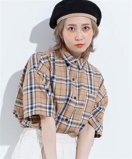 ルーズシルエットのオーバーシャツ。無地カラーとチェ...