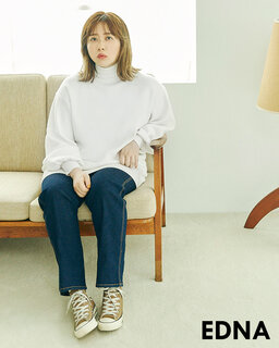 シンプルで着回しやすいストレートデニム。ラフでリラ...