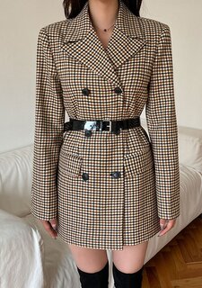 チェックのジャケット。ベルトがセットになっていて、...