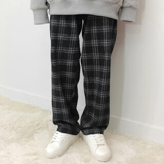 可愛いチェックのストレートパンツ。ダボっとした感じ...