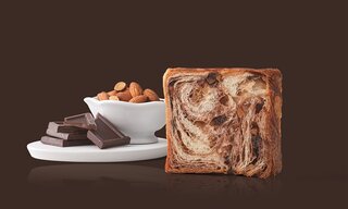 少しビターなチョコレートとクラッシュアーモンドを織り込...