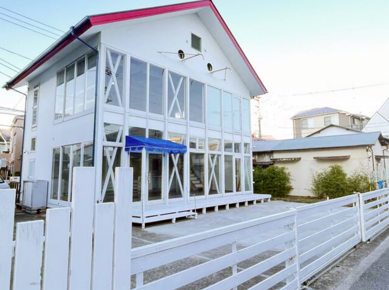 ガラス越しに街とつながる、辻堂の新しい風景をつくる1棟貸し物件