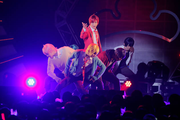 舞台『おそ松さん』F6ライブツアー開幕! 6000人が熱狂した”BL”な6人のショータイム!