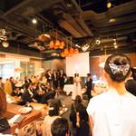 挙式や披露宴とは違う！結婚式の二次会に適した服装とは？