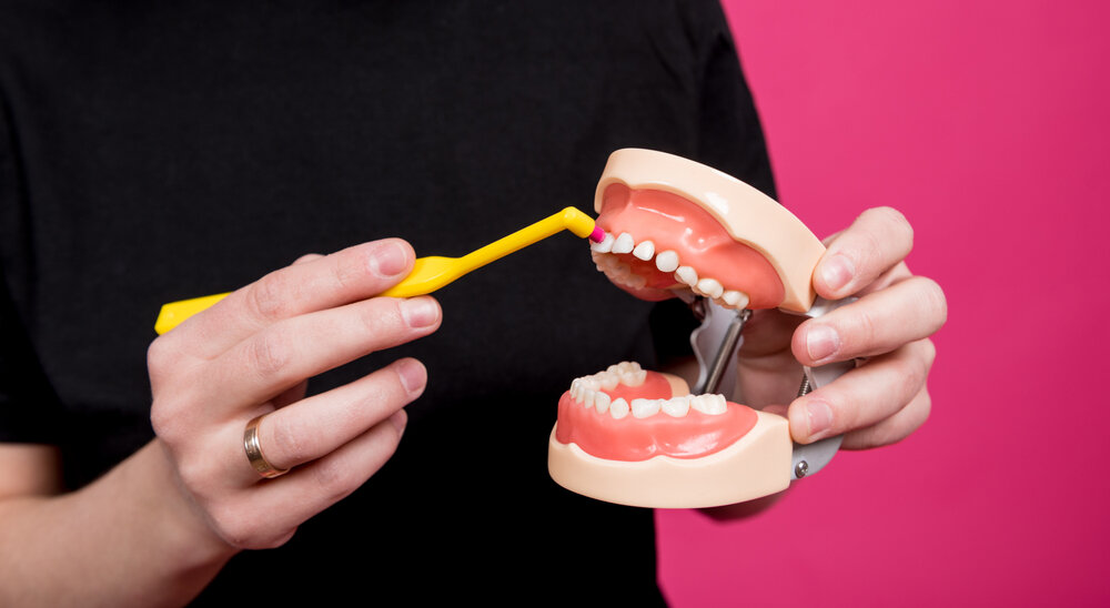 磨き残しは「タフトブラシ」で集中ケア!　使うメリットや正しい使い方をご紹介