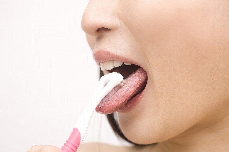 舌ブラシの効果的な使い方を解説　使用時の注意点や選び方も紹介【歯科医師監修】