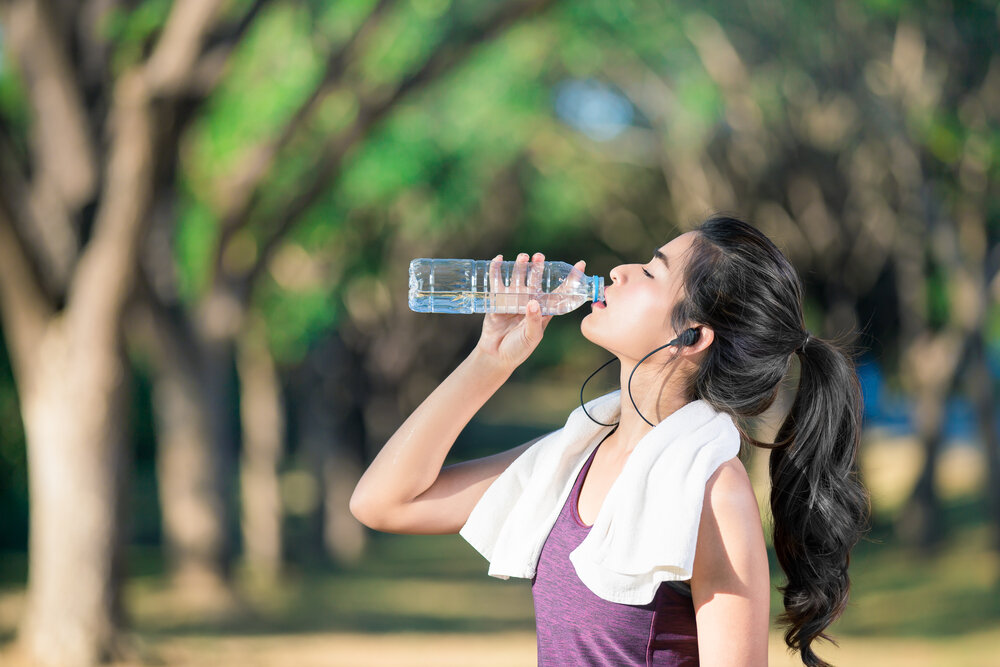 口や喉が渇くのは水分補給が足りていないのかも｜水分を摂るときのポイント＆注意点を解説