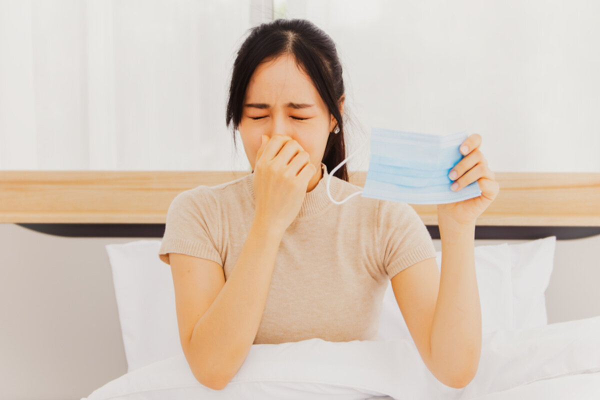 唾液が臭いのは口内の細菌が原因。ニオイのセルフチェック方法も紹介【歯科医師監修】