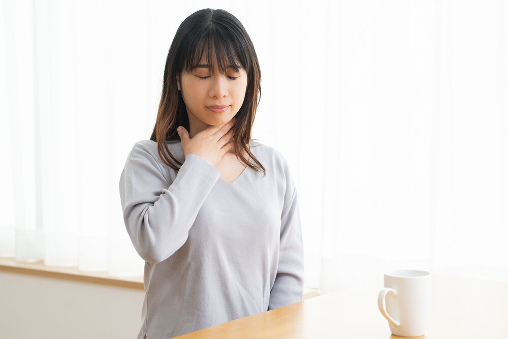 のどに刺さった魚の骨、放置は危険!　自分でできる対処法・注意点を解説【歯科医師監修】