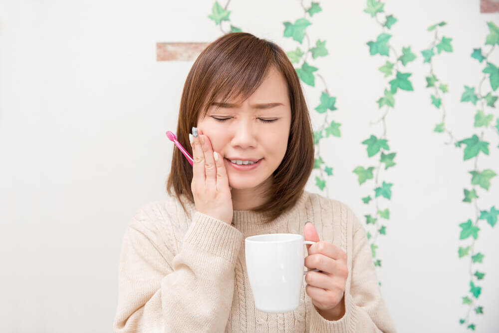 歯ブラシが当たると歯が痛い!考えられる原因と対処法を解説
