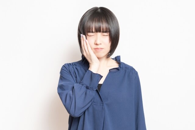 生理前は歯ぐきが腫れたり痛んだりするのはなぜ？関係性や対策について解説