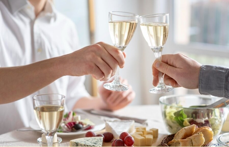 食べ過ぎ・飲みすぎは太るだけじゃない！口臭や口内炎の原因にも