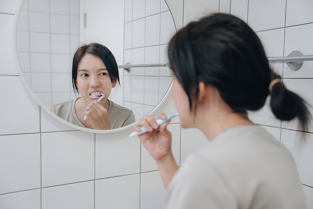 歯にできた黒い点の原因とは?　むし歯との見分け方や治療・予防法を解説