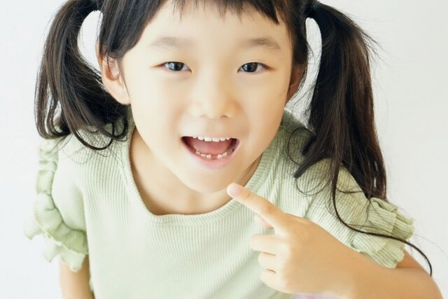 永久歯がまっすぐに生えない理由は？トラブルや対処法を解説