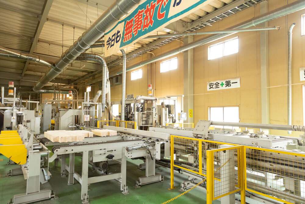 プレカット工場内の加工機