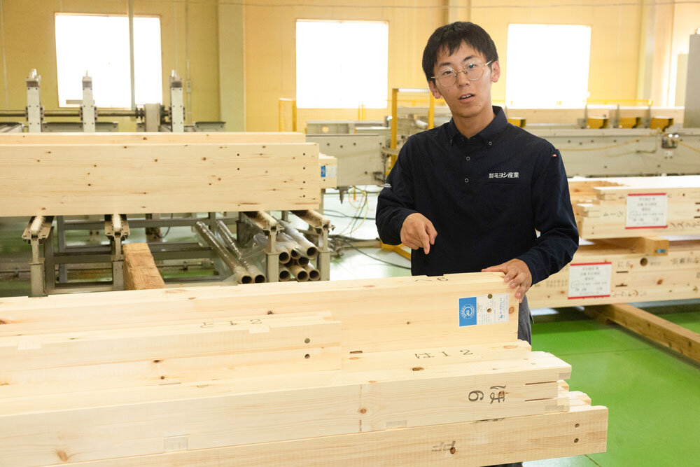 加工した木材を指さす長尾さん