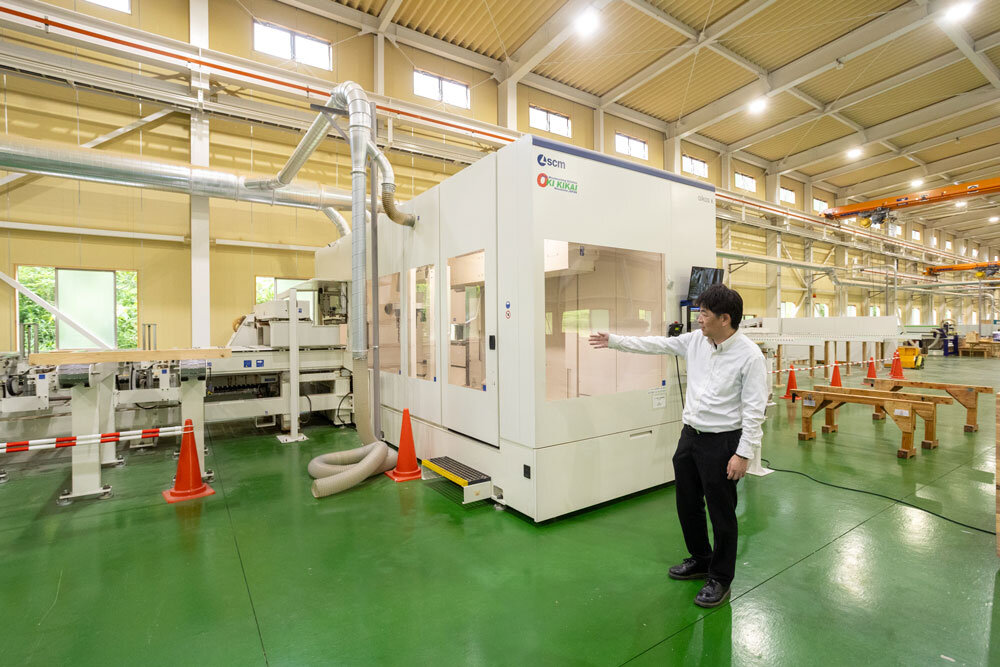CLTプレカット工場の特殊加工機
