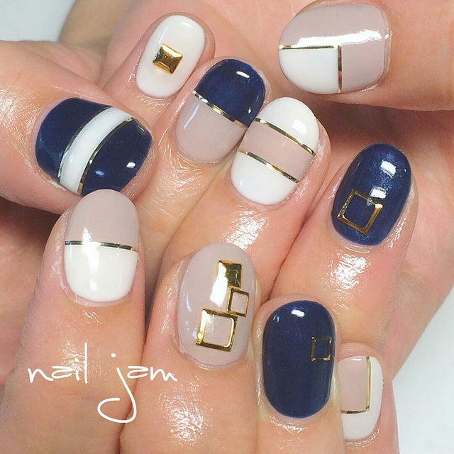 2019秋冬シックで綺麗に魅せる大人の魅力あふれるネイビーネイル30選