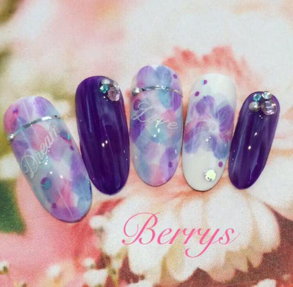 ダークパープルと淡いパープルの紫陽花が見事にマッチした大人可愛い紫陽花ネイル♡シルーバーのラインテープで甘くなりがちな小花模様がグッと締まります♡