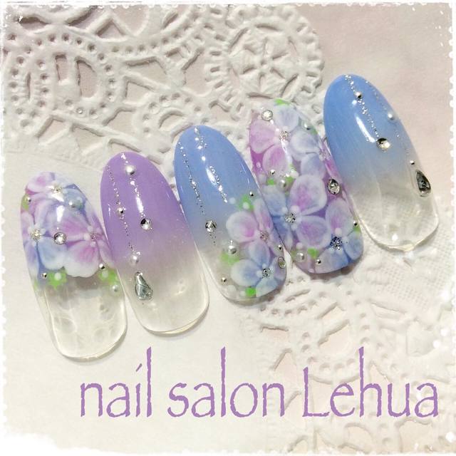 ブルーとパープルの淡いフレンチにクリアの部分までシルバーラメでラインを入れて♡紫陽花は上下にあしらうことで指差から動きのある可憐な印象に。