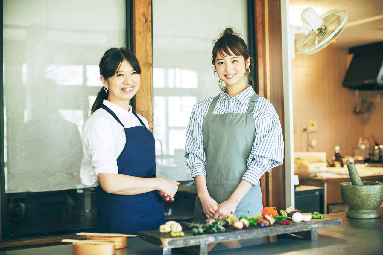 佐々木希×chioben山本千織さん「曲げわっぱの上手なつめ方」【第四回】
