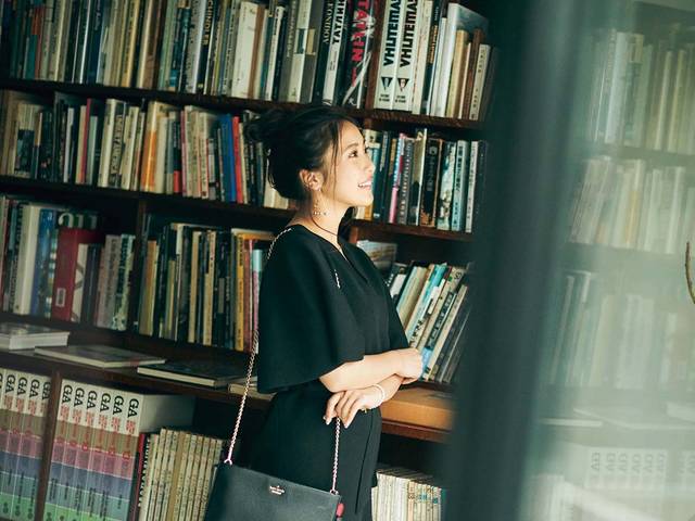 黒ワンピース 靴 黒ワンピでも地味見えしない ハデ靴とチェーンバッグで 美人度プラス ファッションで私らしく With Online 講談社公式 恋も仕事もわたしらしく