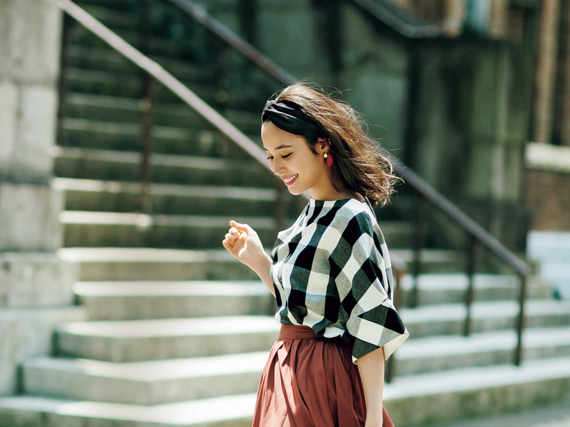 ガーリーアイテムをシックに盛って 大人可愛く彼を魅了 With Online 講談社公式 恋も仕事もわたしらしく