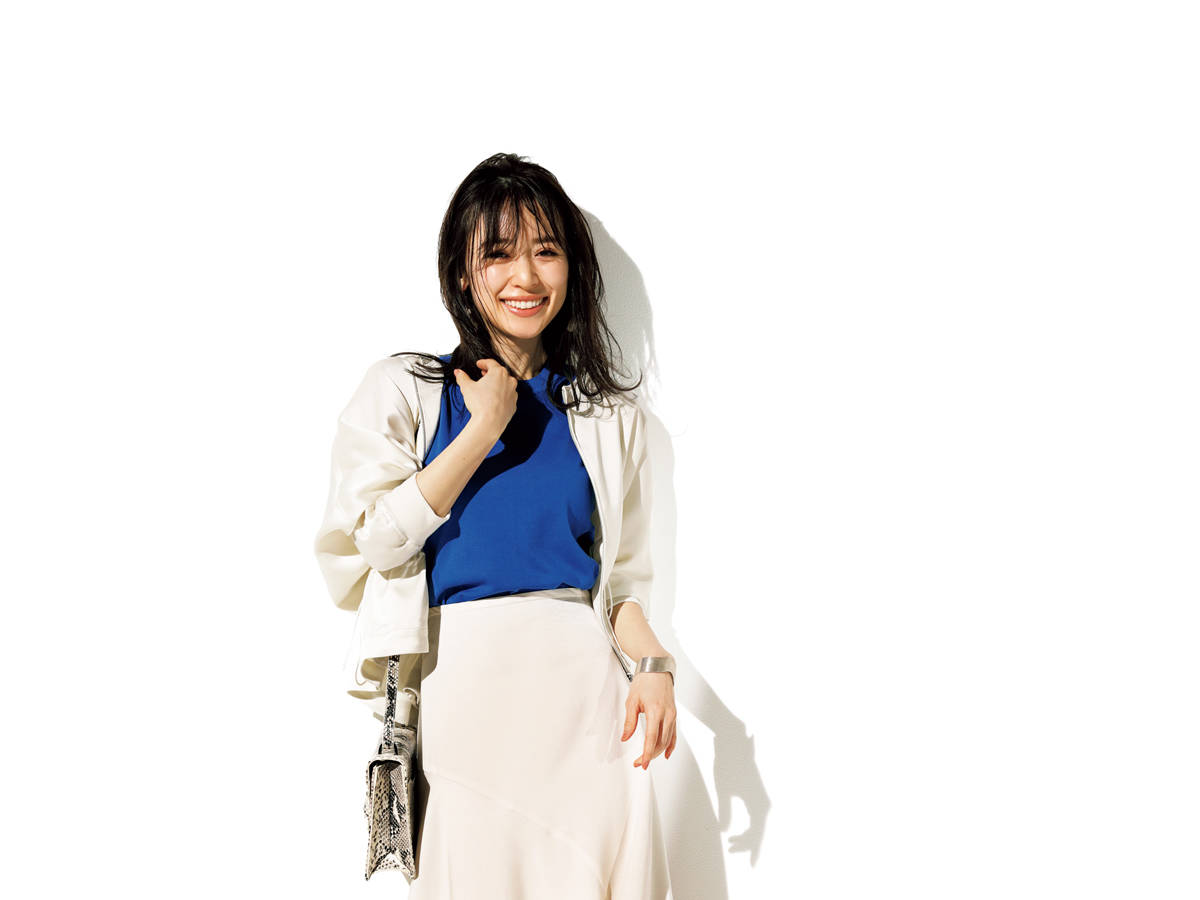 知的で華やかな私を印象づけるなら 白 ロイヤルブルー With Online 講談社公式 恋も仕事もわたしらしく